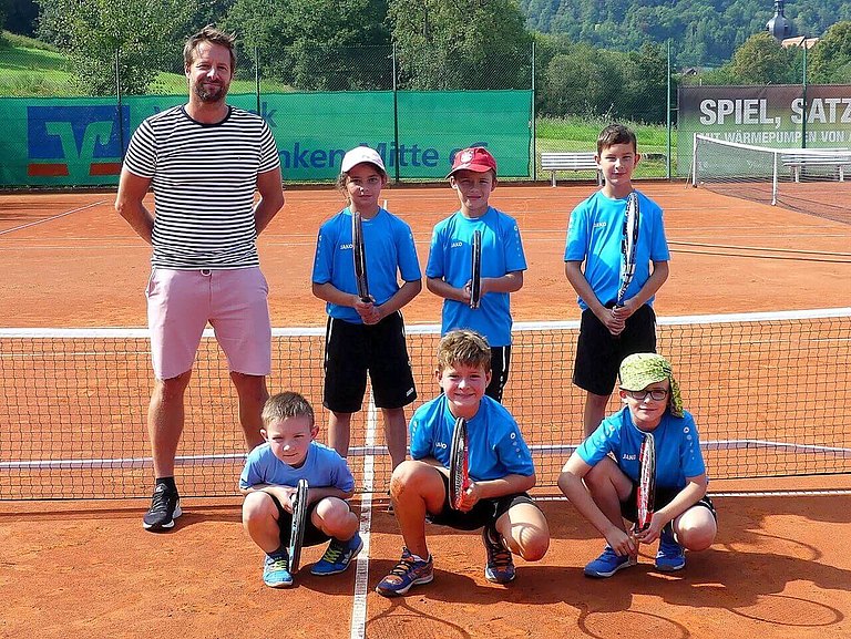 28_Teambild_mit_Trainer.JPG 