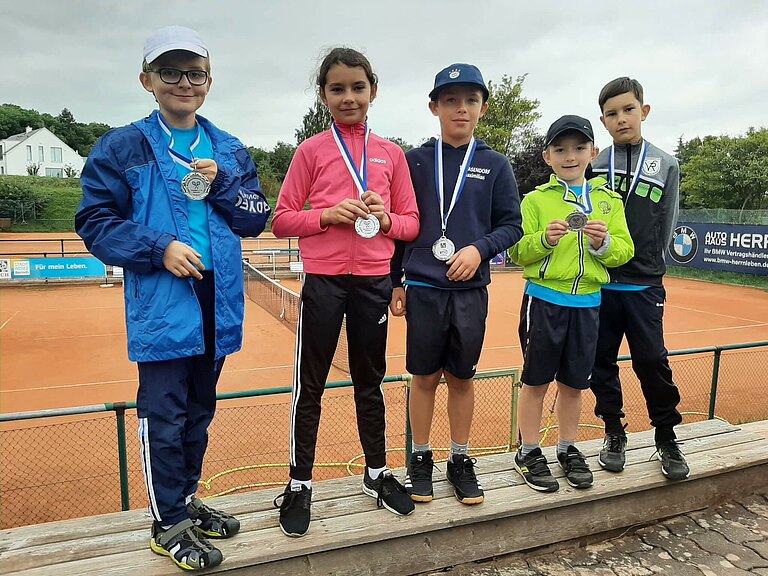 Bild_3_Midcourt_U10_mit_Medaille.jpg 